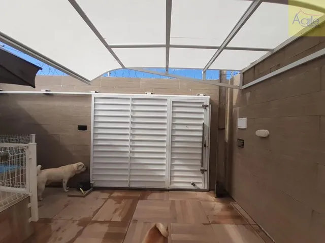Imagem: A casa possui 3 Dormitórios, 3 Suítes, 1 Banheiro, 2