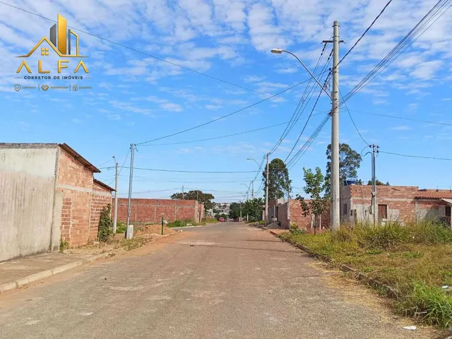 Imagem 6: Lote murado com barracão iniciado no vila dourada