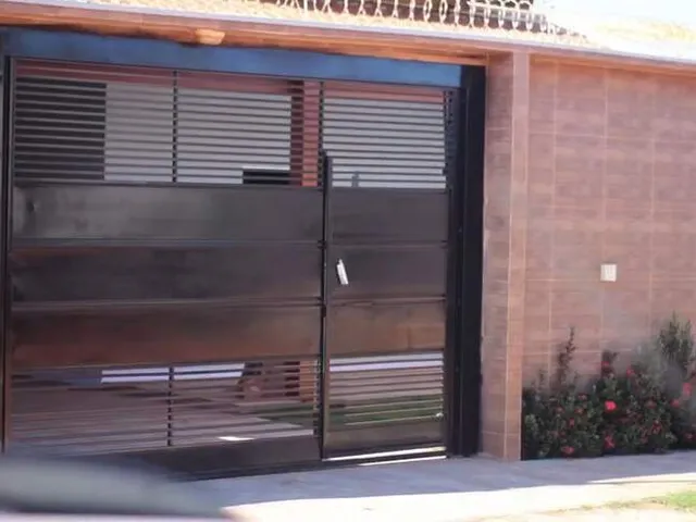 Imagem: A casa possui 2 Dormitórios, 1 Suíte, 3 Banheiros, 2 Vagas