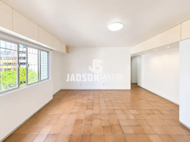 Imagem: O apartamento possui 5 Dormitórios, 1 Suíte, 3 Banheiros,
