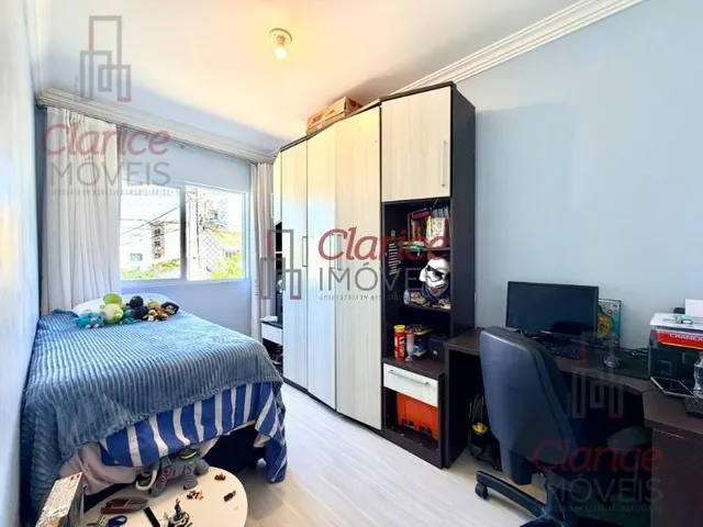 Imagem 13: Impecável sobrado de esquina, semi-mobiliado, com amplo espaço de terreno na frente e