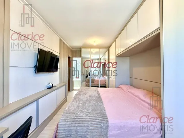 Imagem 7: Impecável sobrado de esquina, semi-mobiliado, com amplo espaço de terreno na frente e