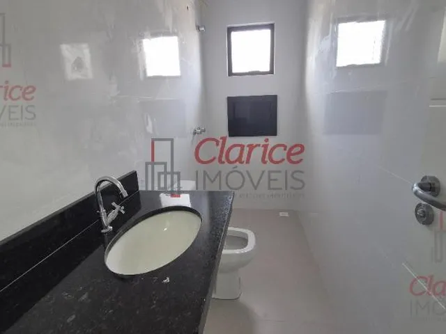 Imagem 5: ENDEREÇO PRIVILEGIADO! Pontos fortes: Localização e estilo da casa. Casa nova, estilo