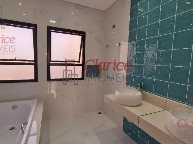 Imagem 4: Luxuoso Triplex em Condomínio fechado, medindo 259 metros privativos que se dividem num