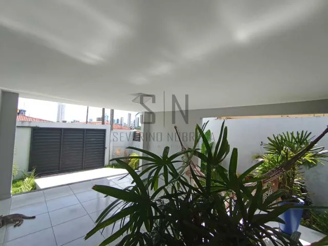 Imagem: A casa possui 3 Dormitórios, 1 Suíte, 2 Banheiros, 2