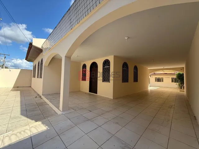 Imagem: A casa possui 8 Dormitórios, 3 Suítes, 1 Banheiro, 4