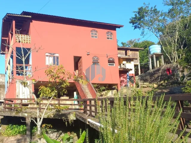 Imagem: Duas Casas em Amplo Terreno, com Bela Vista