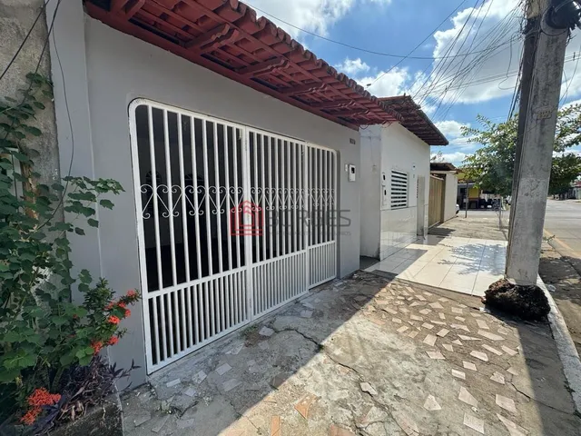 Imagem: A casa possui 4 Dormitórios, 1 Suíte, 2 Banheiros, 1 Vaga