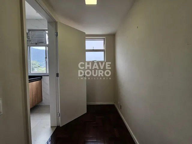 Imagem 5: Apartamento de 2 quartos + dependência, varanda, 2 vagas e elevador