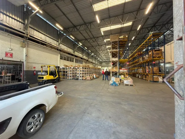 Imagem 10: Locação de Galpão Comercial de Alto Padrão com 02 Docas 10 Salas e 70 Vagas em