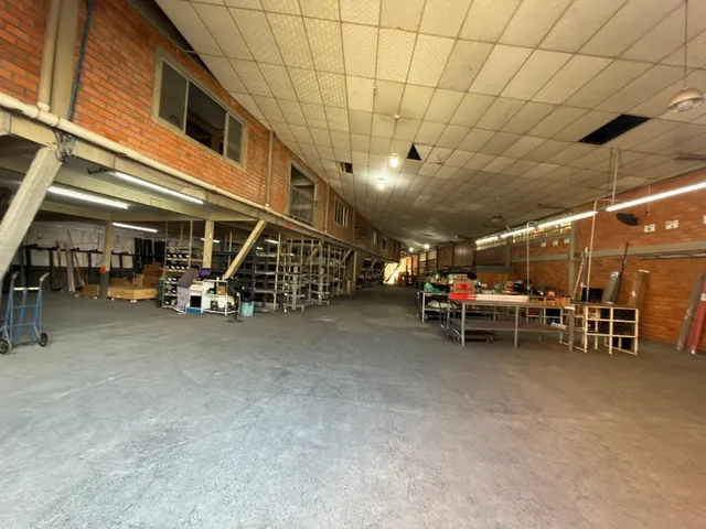 Imagem 16: Locação de Galpão Comercial de Alto Padrão com 02 Docas 10 Salas e 70 Vagas em