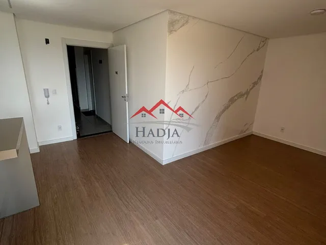 Imagem: O apartamento possui 3 Dormitórios, 1 Banheiro, 2 Vagas na