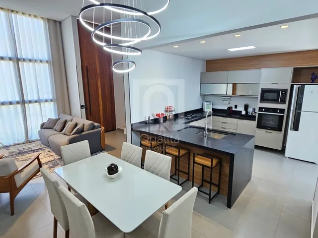 Imagem: A casa em condomínio possui 3 Dormitórios, 3 Suítes, 4