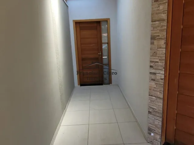 Imagem: A casa possui 5 Dormitórios, 1 Suíte, 1 Banheiro, 2 Vagas