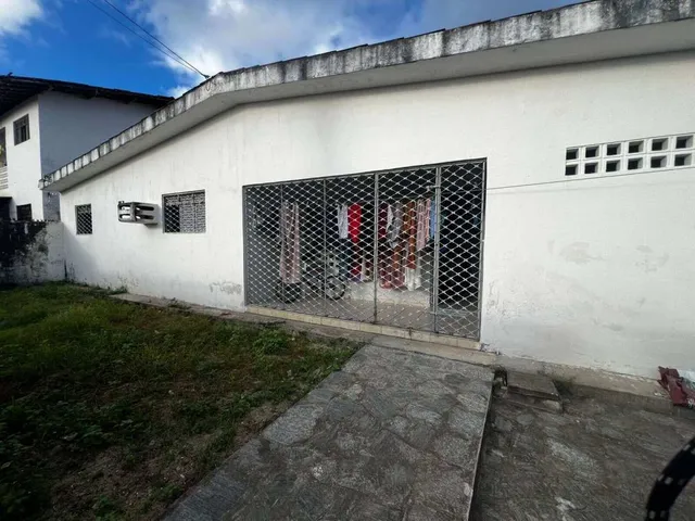 Imagem: A casa possui 3 Dormitórios, 1 Suíte, 1 Banheiro, 2 Vagas