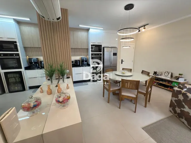 Imagem: O apartamento possui 6 Dormitórios, 1 Suíte, 2 Banheiros,