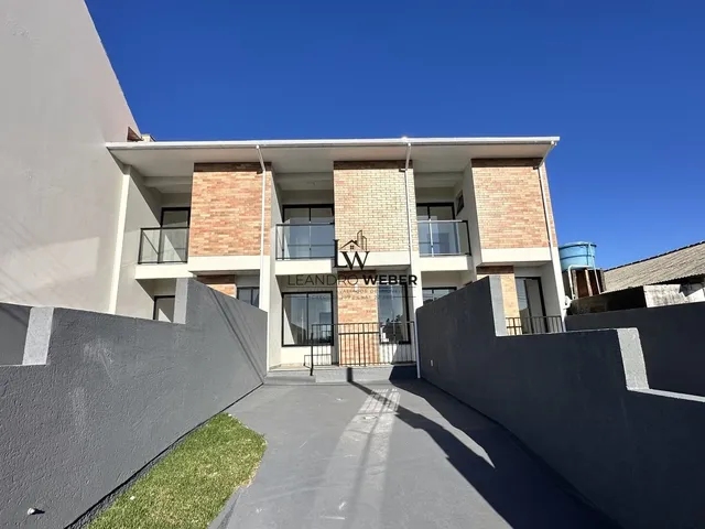 Imagem: A casa possui 2 Dormitórios, 2 Suítes, 2 Vagas na