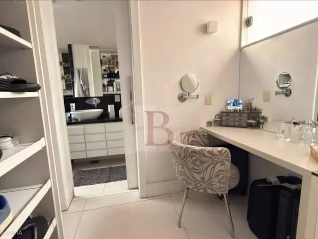 Imagem 13: Magnífica Casa com 6 Quartos e 3 Suítes em Camboinhas, Niterói-RJ - 700m² de Pura