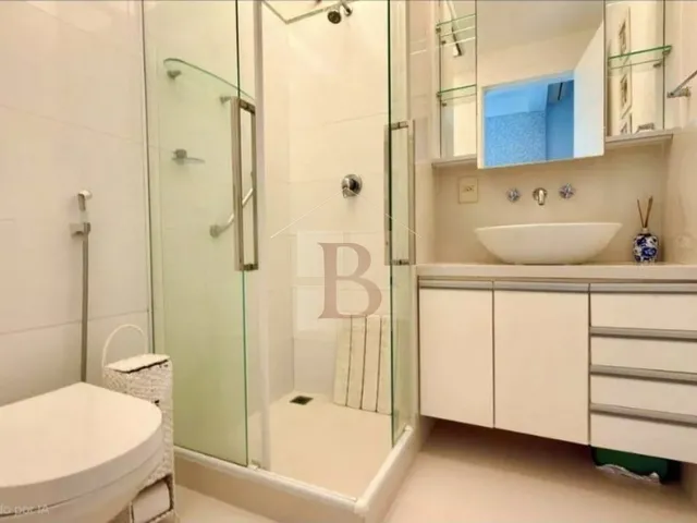 Imagem 12: Magnífica Casa com 6 Quartos e 3 Suítes em Camboinhas, Niterói-RJ - 700m² de Pura