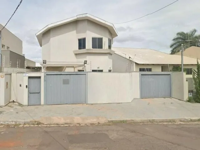 Imagem: A casa possui 4 Dormitórios, 5 Banheiros, 1 Vaga na garagem