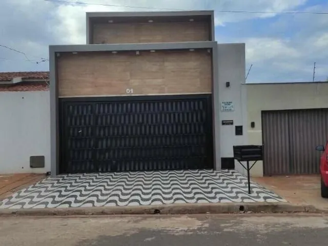 Imagem: A casa possui 3 Dormitórios, 3 Banheiros, 2 Vagas na