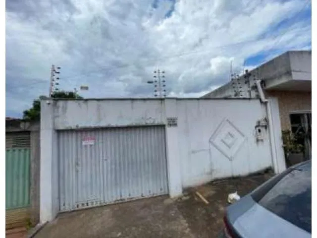 Imagem: A casa possui 3 Dormitórios, 2 Banheiros, 1 Vaga na garagem