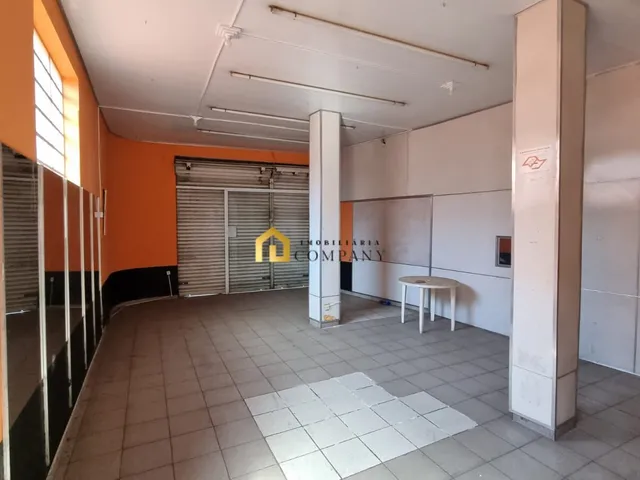 Imagem: A loja possui 2 Banheiros, 2 Vagas na garagem, 140m² de