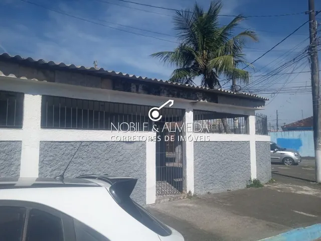Imagem: A casa possui 3 Dormitórios, 1 Suíte, 2 Banheiros, 2