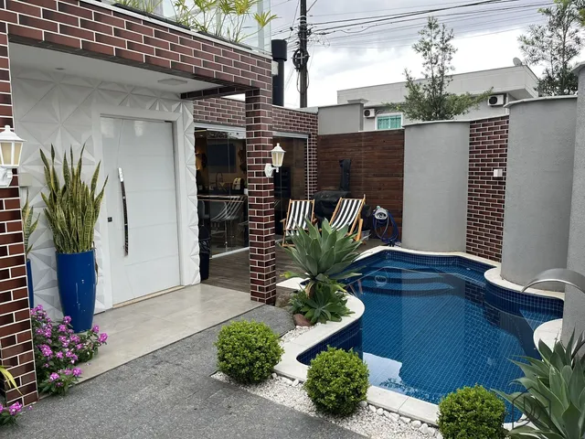 Imagem: A casa possui 4 Dormitórios, 1 Suíte, 2 Banheiros, 1 Vaga