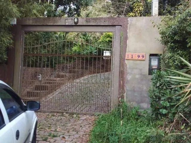Imagem: A casa possui 4 Dormitórios, 4 Banheiros, 2.293m² de