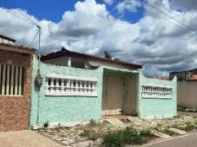 Imagem: A casa possui 2 Dormitórios, 1 Banheiro, 173m² de Área,