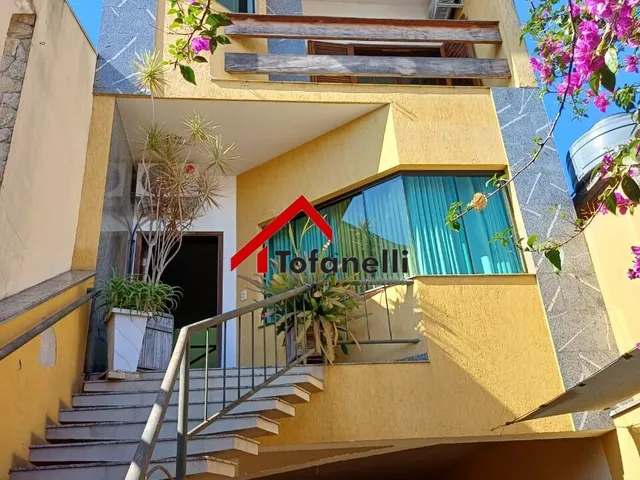 Imagem: A casa possui 3 Dormitórios, 3 Suítes, 5 Banheiros, 2 Vagas