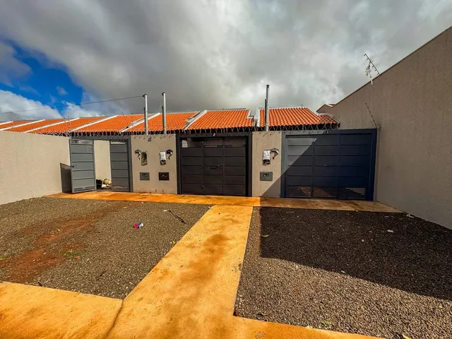 Imagem: A casa possui 2 Dormitórios, 1 Banheiro, 2 Vagas na