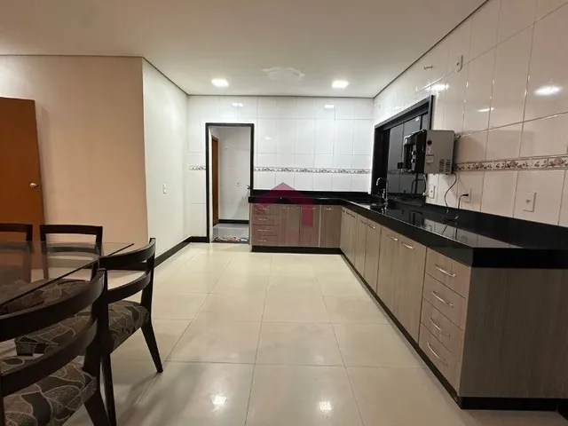 Imagem 2: ARNIQUEIRA - 5 QUARTOS - 3 SUÍTES - REFORMADA - ALTO PADRÃO - CONDOMÍNIO FECHADO