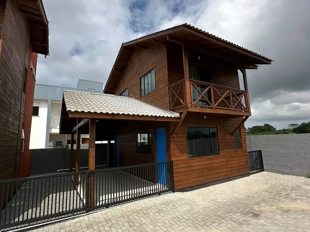 Imagem 2: Casa com dois dormitórios e próximo a praia do Campeche