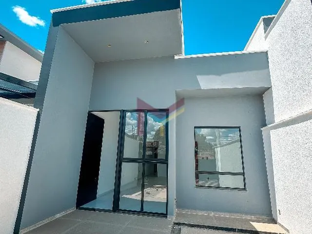 Imagem: A casa possui 3 Dormitórios, 1 Suíte, 1 Banheiro, 2 Vagas