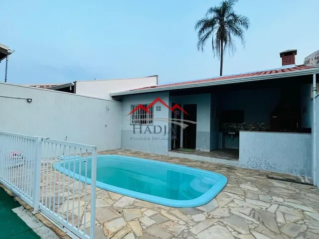 Imagem: A casa possui 2 Dormitórios, 1 Suíte, 2 Banheiros, 8