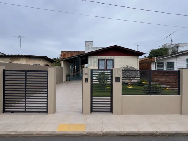 Imagem 2: Casa 2 dormitórios em madeira com amplo pátio na morada do Vale I em Gravatai