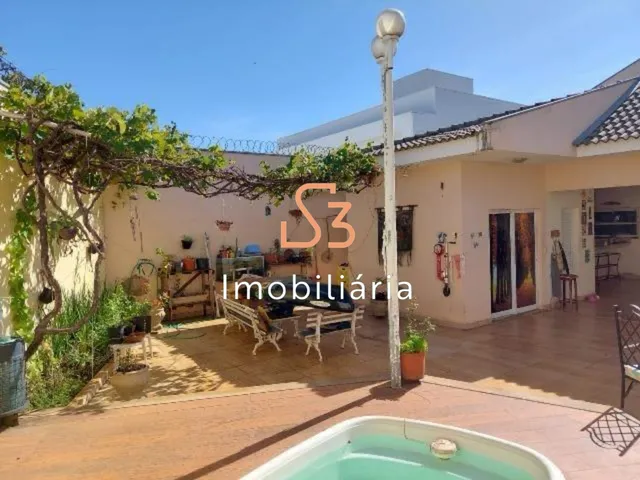 Imagem: A casa possui 3 Dormitórios, 3 Suítes, 4 Banheiros, 2