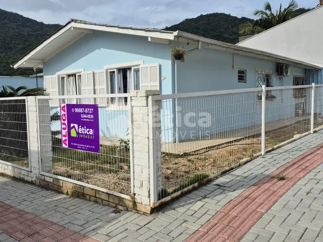 Imagem: Ampla Casa de Esquina com 3 Dormitórios
