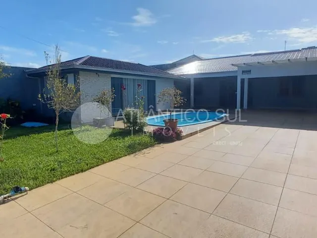 Imagem: Casa com piscina a 50 metros do Mar em Praia