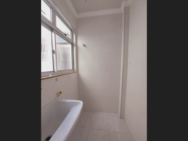 Imagem 4: Centro - Apartamento de frente com 2 quartos e garagem