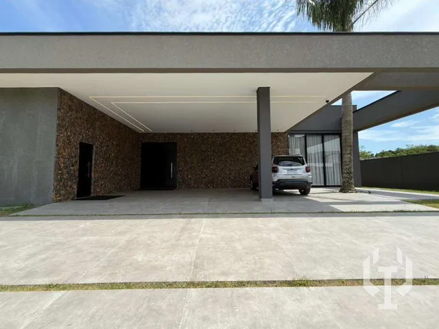 Imagem 2: Casa de condomínio à venda, no Chácara Flora em Itapema, Casa branca, com 5 quartos