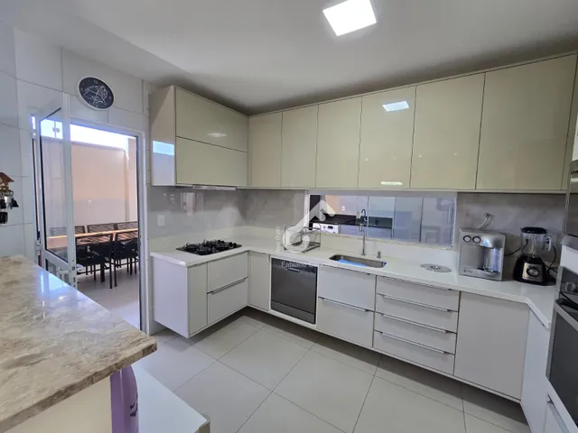Imagem 8: IPITANGA, L. de Freitas. Duplex com 4 quartos sendo 3 suítes superiores e 1 quarto