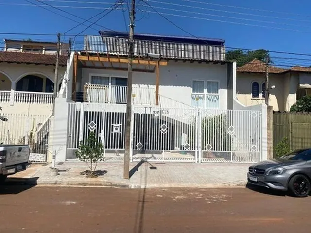Imagem: A casa possui 4 Dormitórios, 5 Banheiros, 1 Vaga na