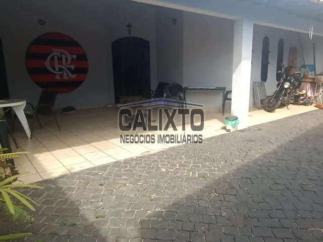 Imagem: A casa possui 3 Dormitórios, 1 Suíte, 1 Banheiro, 3 Vagas