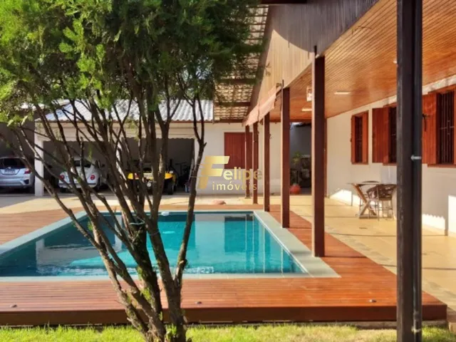 Imagem 2: BELÍSSIMA CASA LINEAR COM 04 QUARTOS, SENDO 01 SUÍTE, COM PISCINA E CHURRASQUEIRA, À