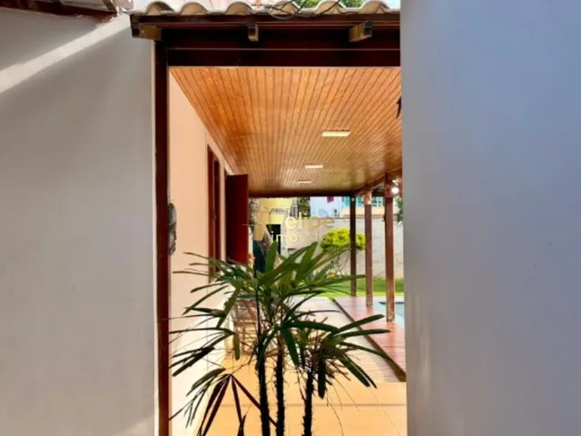 Imagem 7: BELÍSSIMA CASA LINEAR COM 04 QUARTOS, SENDO 01 SUÍTE, COM PISCINA E CHURRASQUEIRA, À