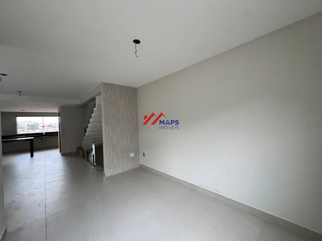 Imagem 2: Casa geminada com três quartos, suíte e duas vagas de garagem à venda no bairro Santa