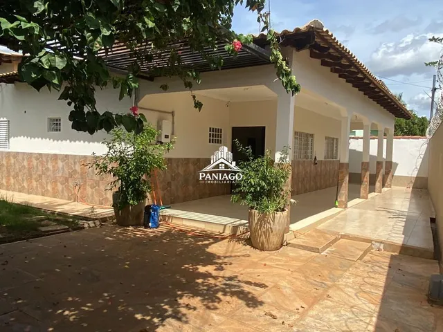 Imagem: A casa possui 3 Dormitórios, 2 Suítes, 1 Banheiro, 2